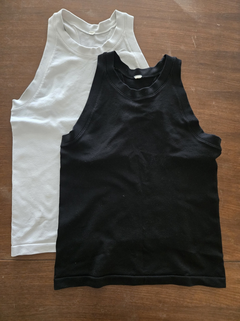 Set of 2 Women's Ribbed Tank Tops - Black & White